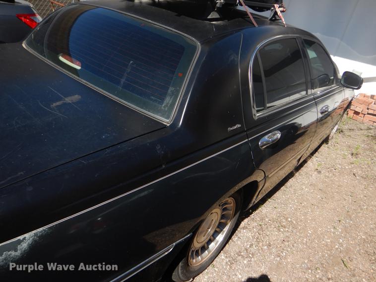 image for item FT9542 1999 Lincoln Town Car Executive