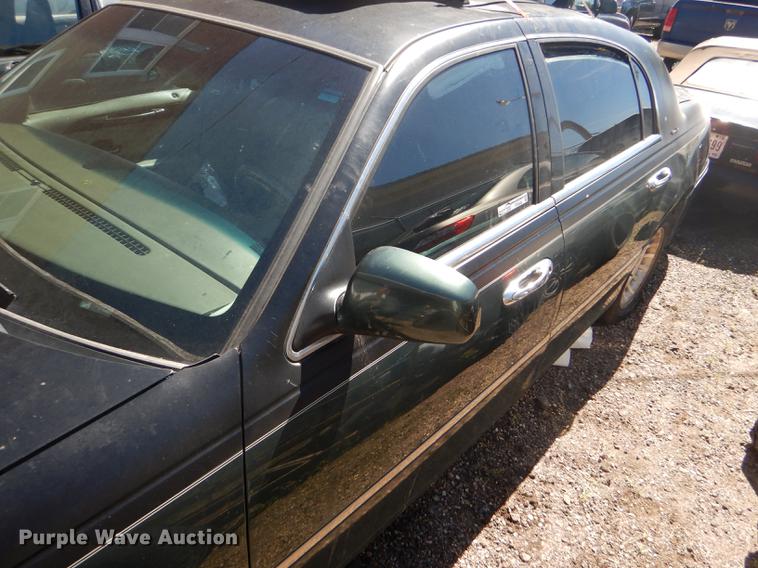 image for item FT9542 1999 Lincoln Town Car Executive