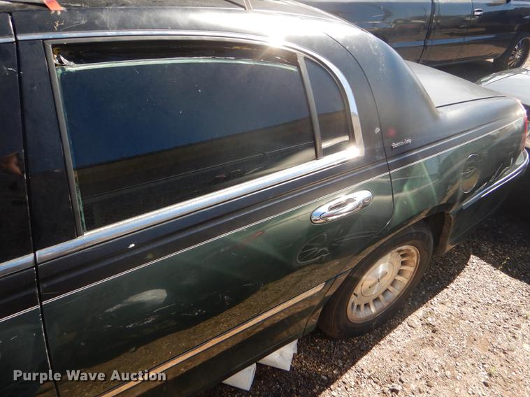 image for item FT9542 1999 Lincoln Town Car Executive