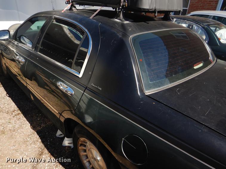 image for item FT9542 1999 Lincoln Town Car Executive