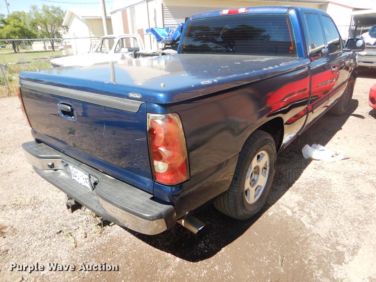 image for item FT9547 2004 Chevrolet Silverado 1500 Ext. Cab pickup truck