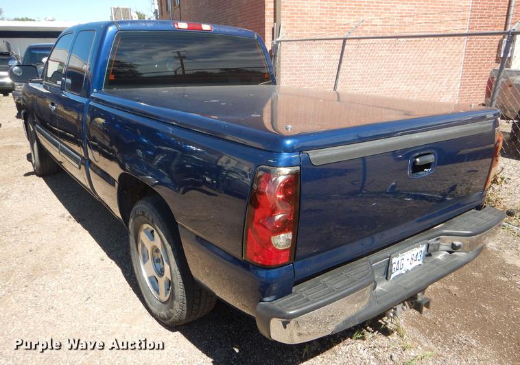 image for item FT9547 2004 Chevrolet Silverado 1500 Ext. Cab pickup truck