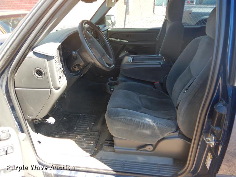 image for item FT9547 2004 Chevrolet Silverado 1500 Ext. Cab pickup truck