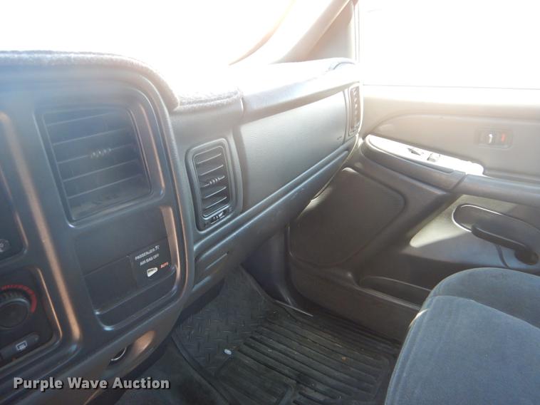 image for item FT9547 2004 Chevrolet Silverado 1500 Ext. Cab pickup truck