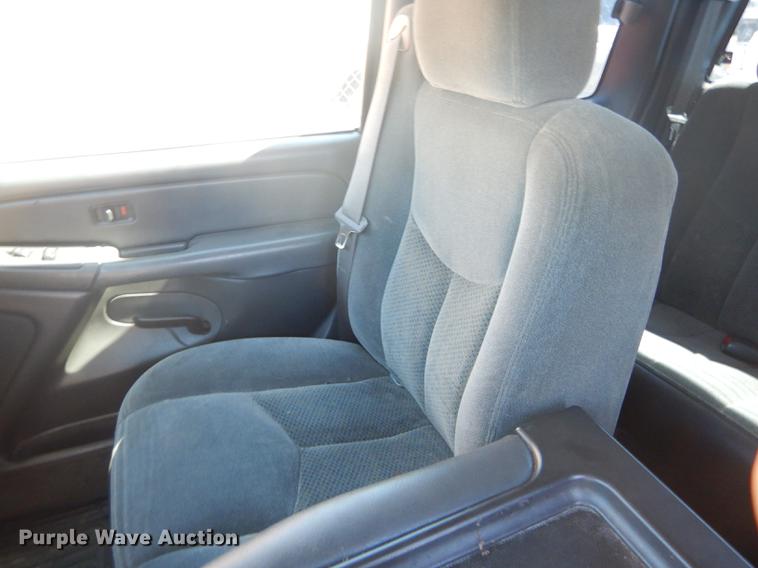 image for item FT9547 2004 Chevrolet Silverado 1500 Ext. Cab pickup truck