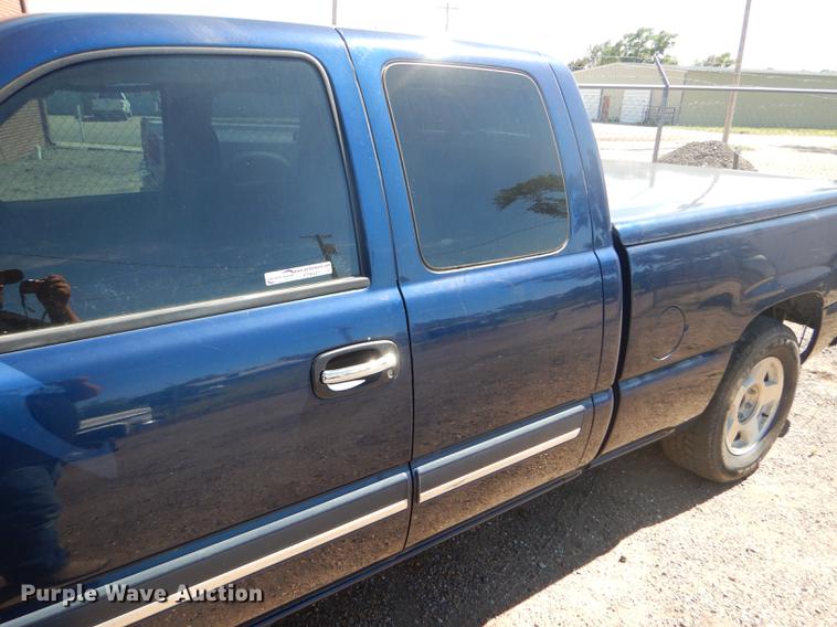 image for item FT9547 2004 Chevrolet Silverado 1500 Ext. Cab pickup truck