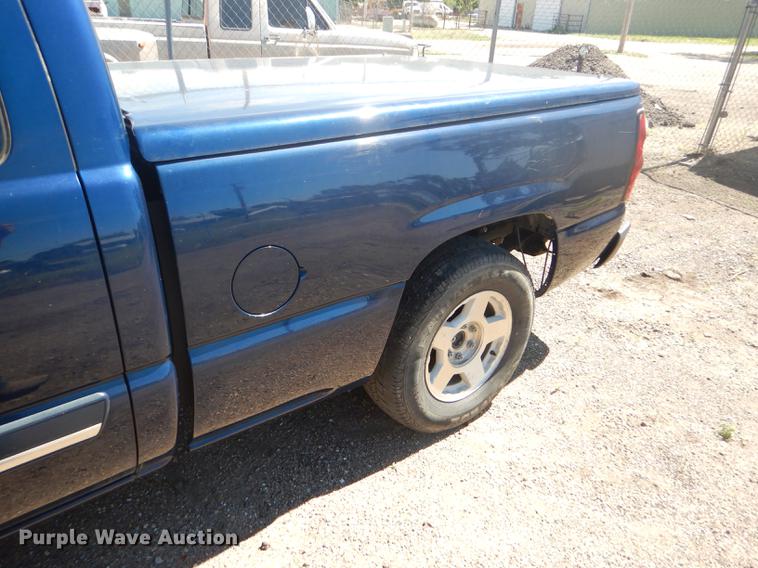 image for item FT9547 2004 Chevrolet Silverado 1500 Ext. Cab pickup truck