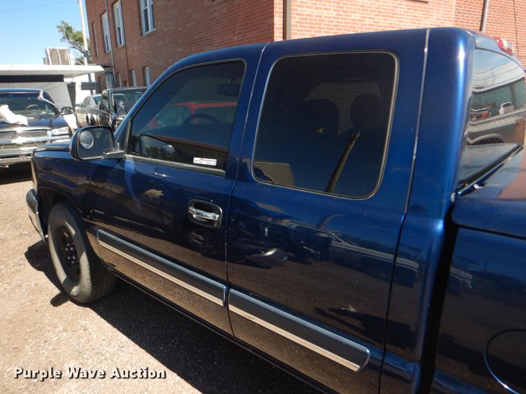 image for item FT9547 2004 Chevrolet Silverado 1500 Ext. Cab pickup truck