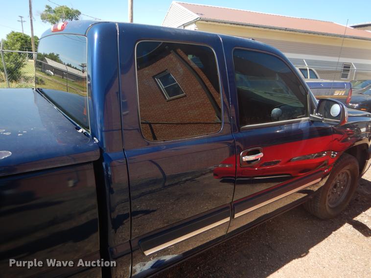 image for item FT9547 2004 Chevrolet Silverado 1500 Ext. Cab pickup truck