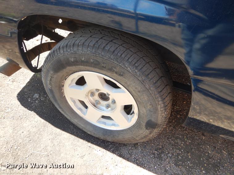 image for item FT9547 2004 Chevrolet Silverado 1500 Ext. Cab pickup truck