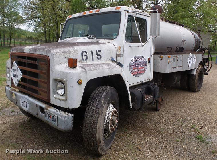 image for item CD9617 1984 International S1900 oil distributor truck