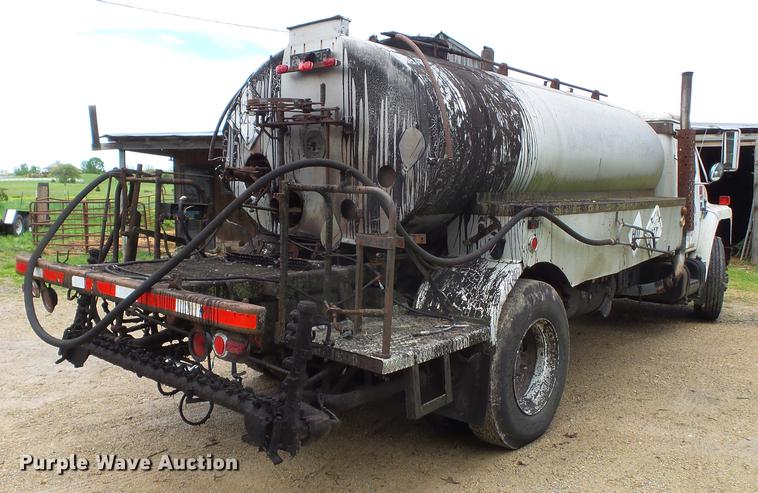 image for item CD9617 1984 International S1900 oil distributor truck