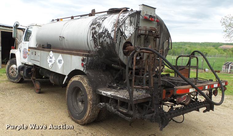 image for item CD9617 1984 International S1900 oil distributor truck