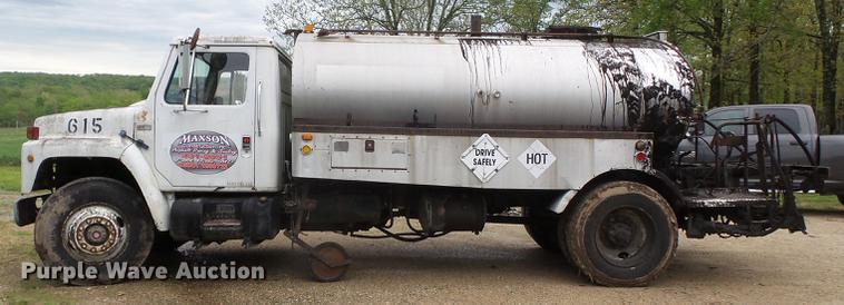 image for item CD9617 1984 International S1900 oil distributor truck