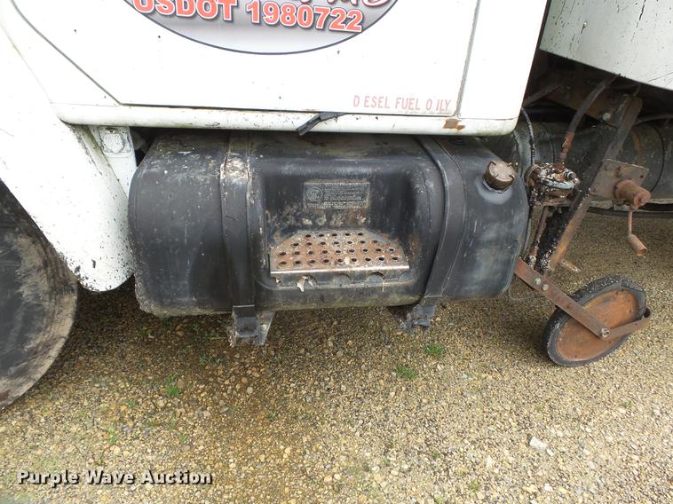 image for item CD9617 1984 International S1900 oil distributor truck