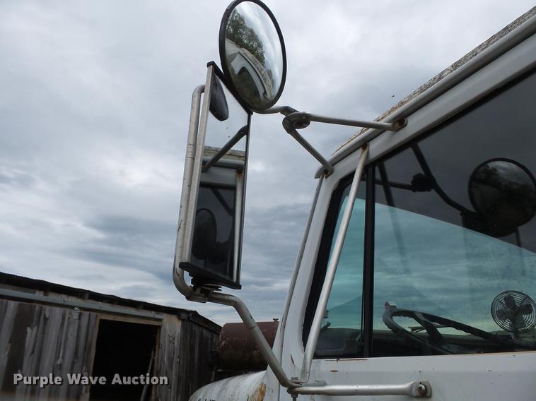 image for item CD9617 1984 International S1900 oil distributor truck