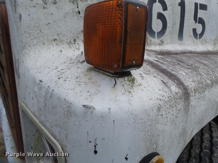 image for item CD9617 1984 International S1900 oil distributor truck