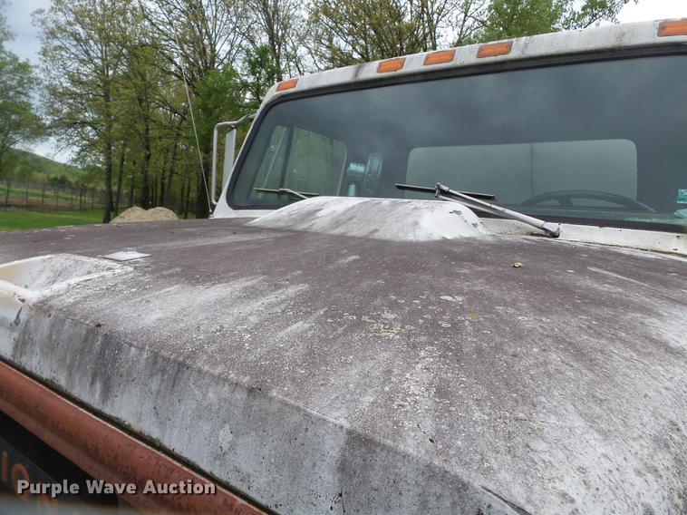 image for item CD9617 1984 International S1900 oil distributor truck