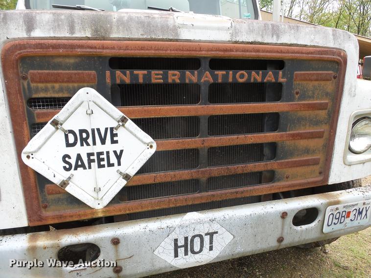 image for item CD9617 1984 International S1900 oil distributor truck