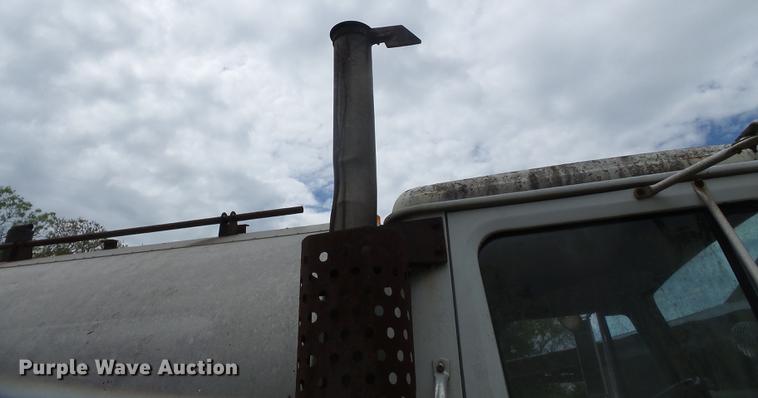 image for item CD9617 1984 International S1900 oil distributor truck