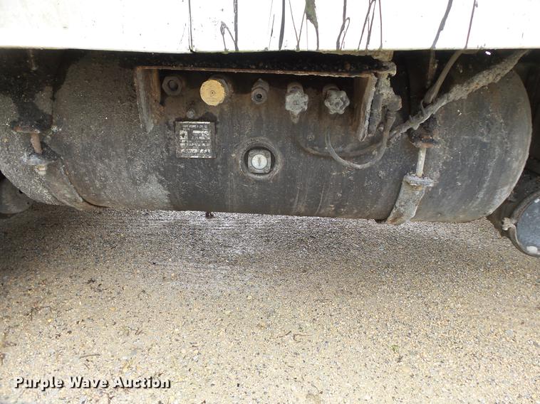 image for item CD9617 1984 International S1900 oil distributor truck