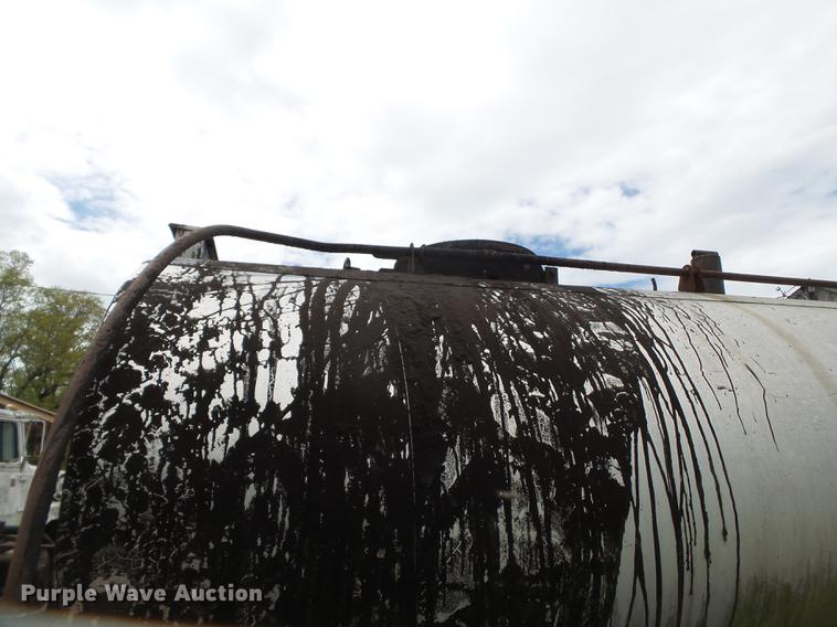 image for item CD9617 1984 International S1900 oil distributor truck