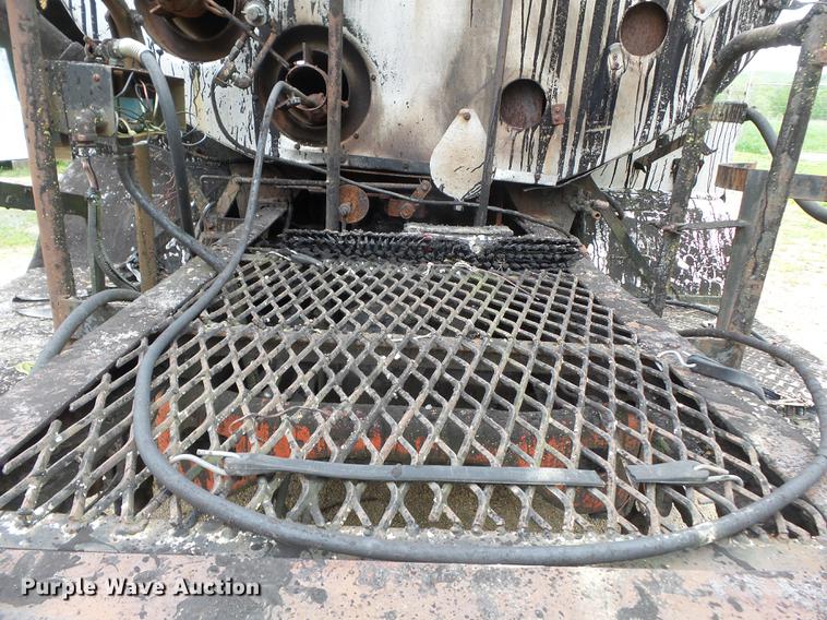 image for item CD9617 1984 International S1900 oil distributor truck