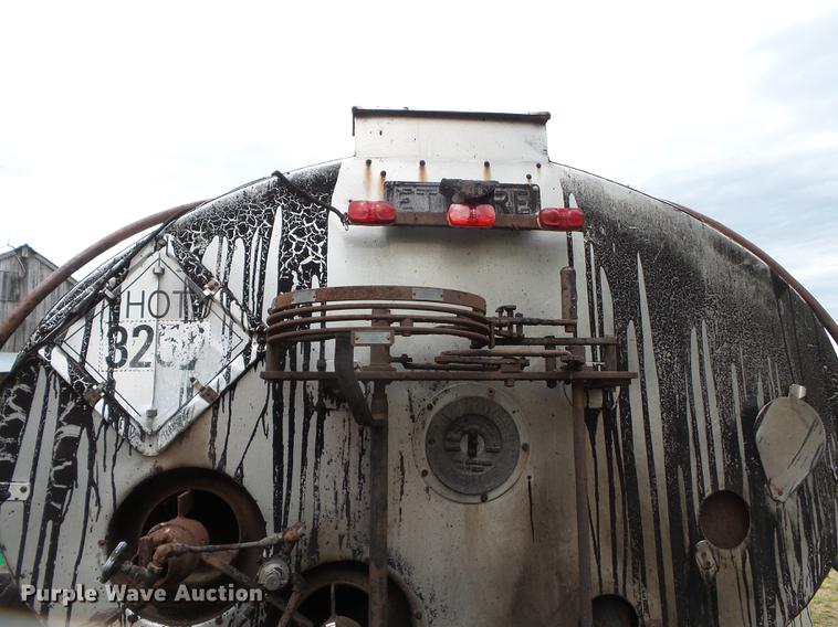 image for item CD9617 1984 International S1900 oil distributor truck