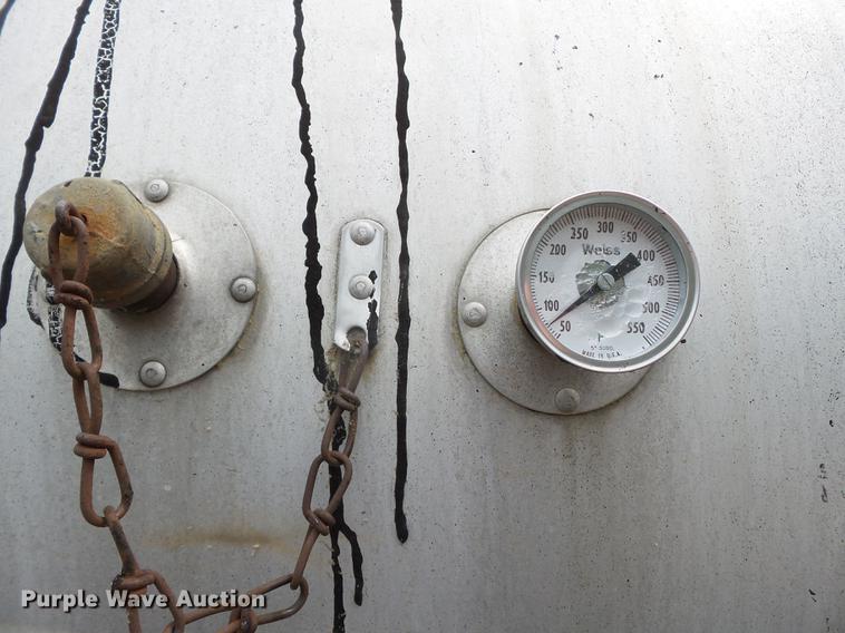 image for item CD9617 1984 International S1900 oil distributor truck