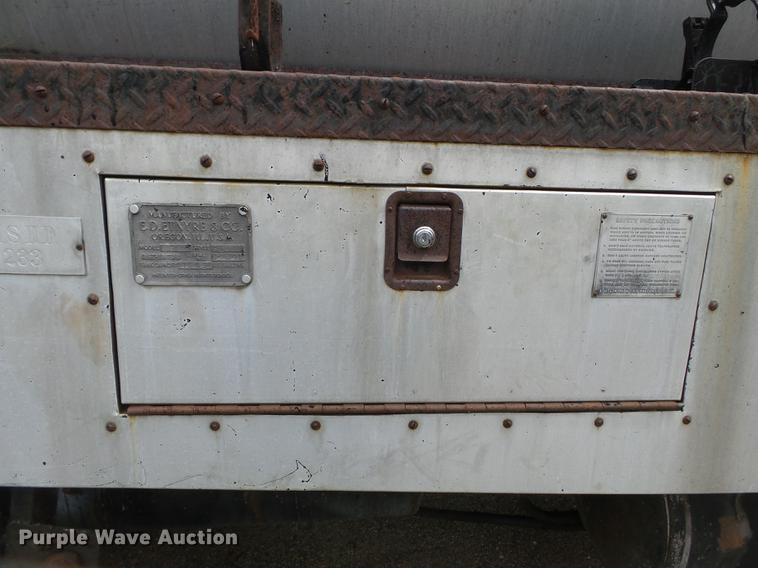 image for item CD9617 1984 International S1900 oil distributor truck