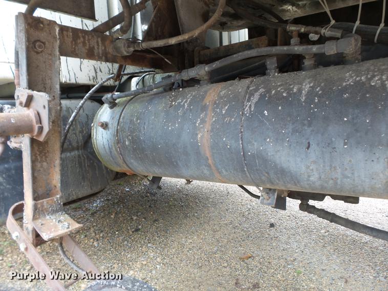 image for item CD9617 1984 International S1900 oil distributor truck