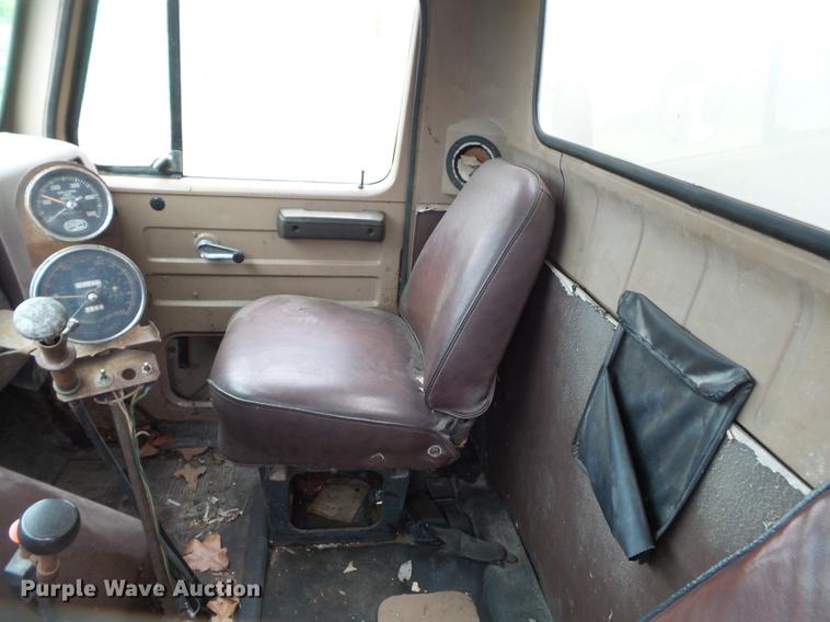 image for item CD9617 1984 International S1900 oil distributor truck