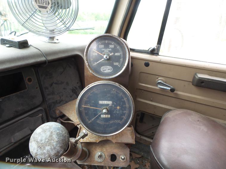 image for item CD9617 1984 International S1900 oil distributor truck