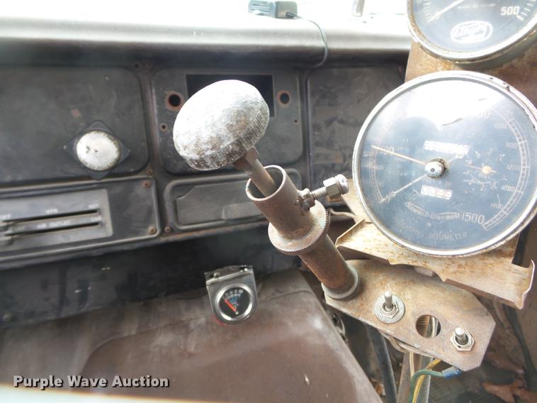 image for item CD9617 1984 International S1900 oil distributor truck