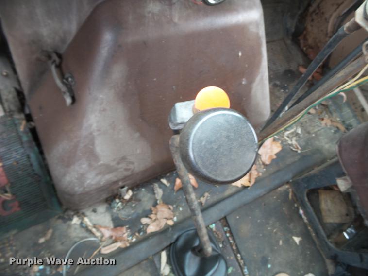 image for item CD9617 1984 International S1900 oil distributor truck