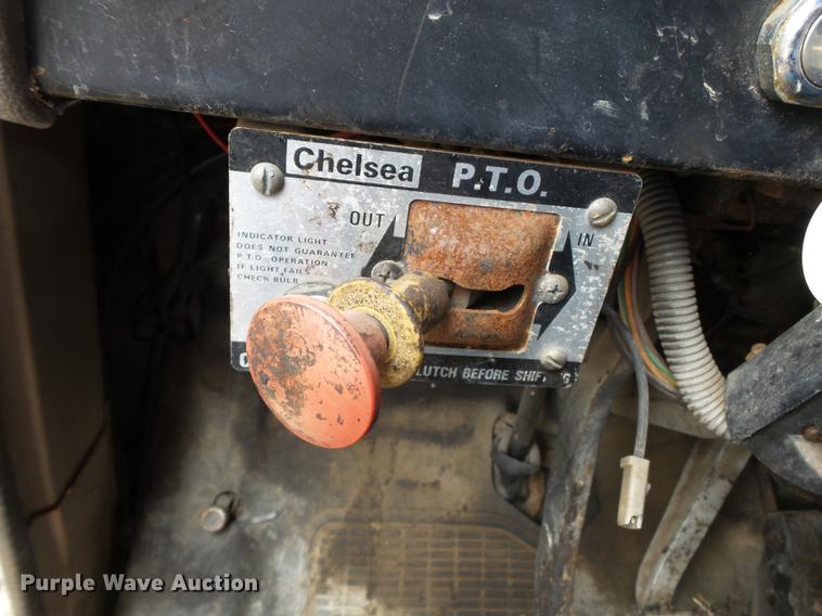 image for item CD9617 1984 International S1900 oil distributor truck