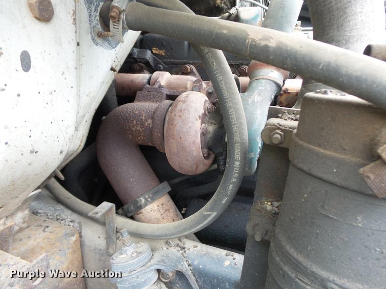 image for item CD9617 1984 International S1900 oil distributor truck