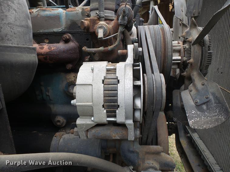 image for item CD9617 1984 International S1900 oil distributor truck