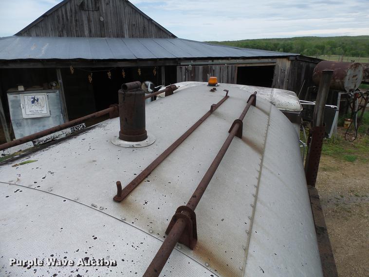 image for item CD9617 1984 International S1900 oil distributor truck