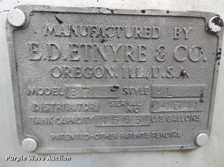 image for item CD9617 1984 International S1900 oil distributor truck