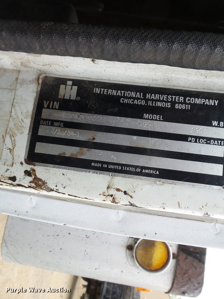 image for item CD9617 1984 International S1900 oil distributor truck