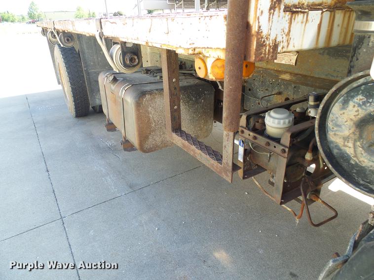 image for item DB2198 1993 Isuzu FTR rollback truck