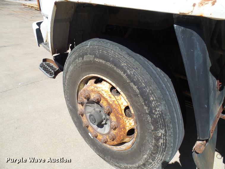 image for item DB2198 1993 Isuzu FTR rollback truck