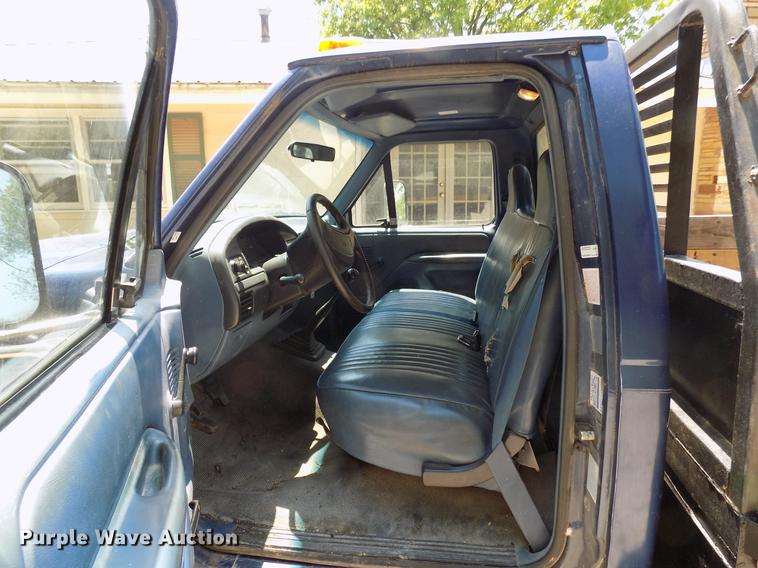 image for item DB9556 1996 Ford F350 flatbed pickup truck