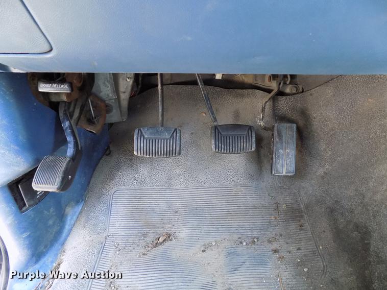 image for item DB9556 1996 Ford F350 flatbed pickup truck