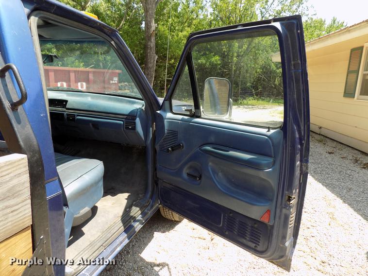 image for item DB9556 1996 Ford F350 flatbed pickup truck