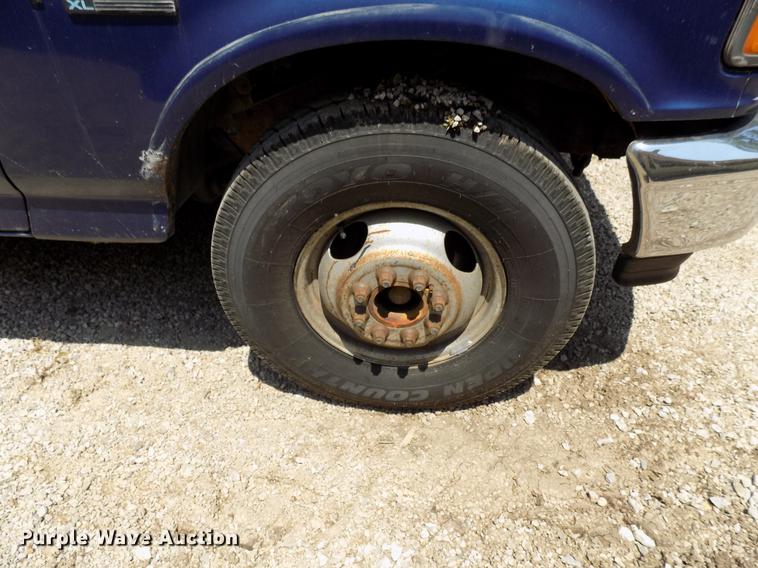 image for item DB9556 1996 Ford F350 flatbed pickup truck