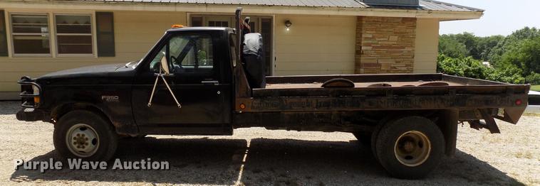 image for item DB9557 1993 Ford F350 flatbed pickup truck