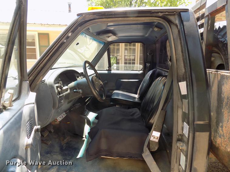 image for item DB9557 1993 Ford F350 flatbed pickup truck