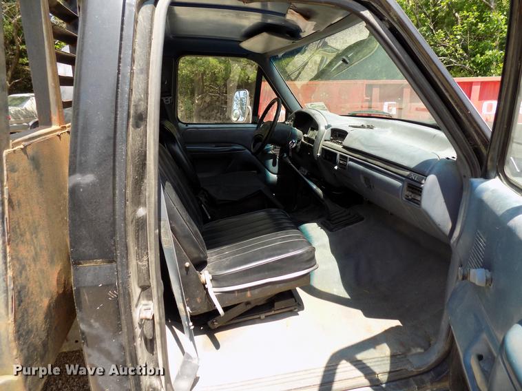 image for item DB9557 1993 Ford F350 flatbed pickup truck